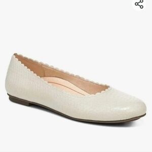 Classic Scallop-Edge Women's Ballet Flat in Ivory